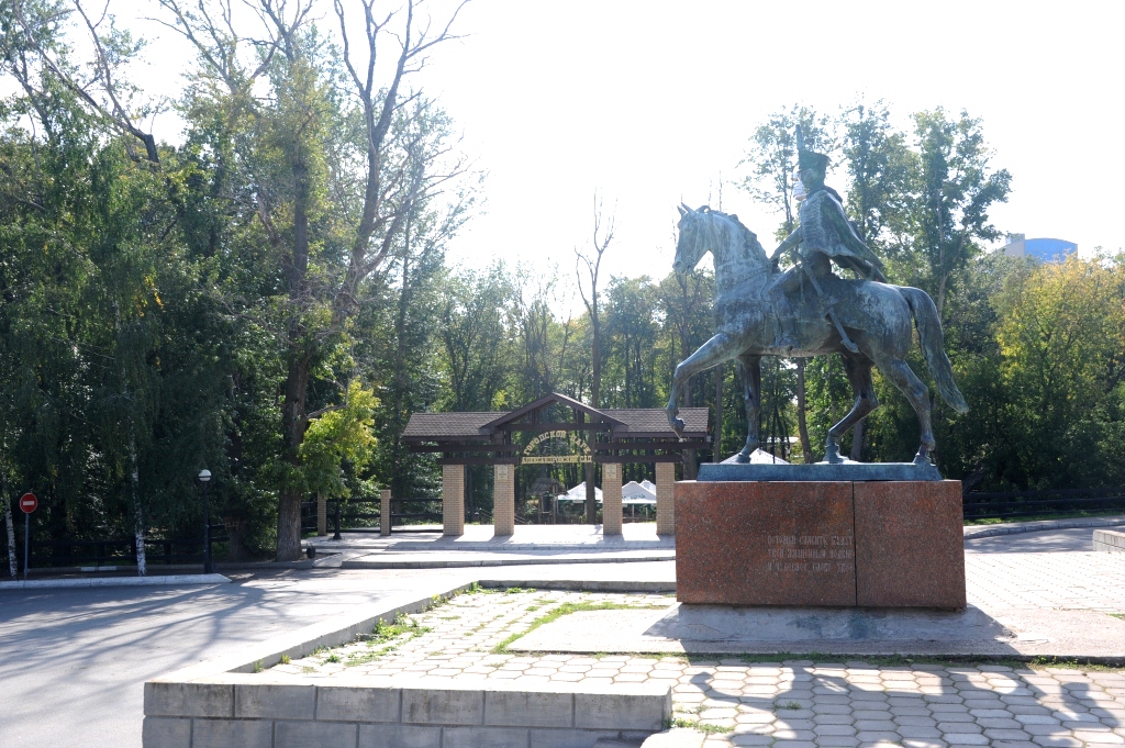 Памятник Н. Дуровой