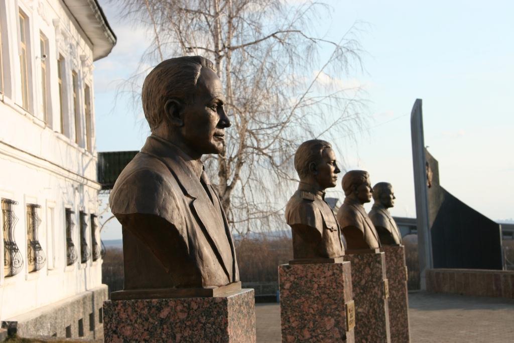 Бюсты героев Советского Союза